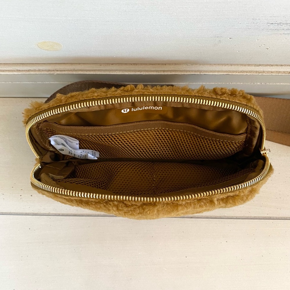 NWT Lululemon Everywhere Belt Bag 1L in Burnt Caramel Fleece - Picture 4 of 8